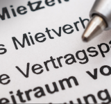 Nahaufnahme eines Kugelschreibers, der auf gedrucktem Text mit den Worten 'Das Mietverh' zeigt
