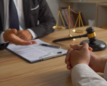 zwei Menschen sitzen sich zur Rechtsberatung gegenüber