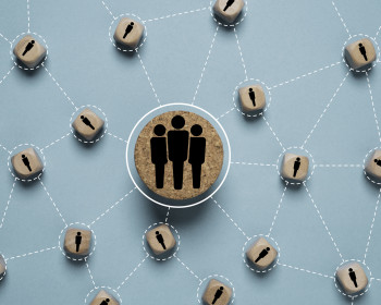 Die Gruppe der menschlichen Symbolverbindungsverbindung mit dem einzigen menschlichen Symbol für Teamarbeit kann die Produktivität und das Arbeitsleistungskonzept verbessern.