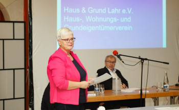 Geschäftsführerin Ingrid Roll beim Vortrag auf der Mitgliederversammlung