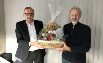 Brinkmann verabschiedet bisherigen Beirat Stope und übergibt Geschenkkorb