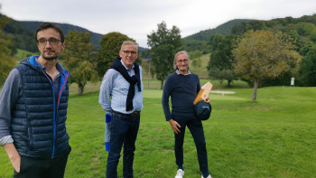 Die beiden Vorstände Marc Mangei und Jürgen Brinkmann mit Michael Schmiederer (Präsident Golf Club Ortenau e.V.) auf dem Golfplatz in Reichenbach
