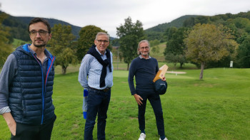 Haus & Grund Lahr e.V. Die beiden Vorstände Marc Mangei und Jürgen Brinkmann mit Michael Schmiederer (Präsident Golf Club Ortenau e.V.) auf dem Golfplatz in Reichenbach