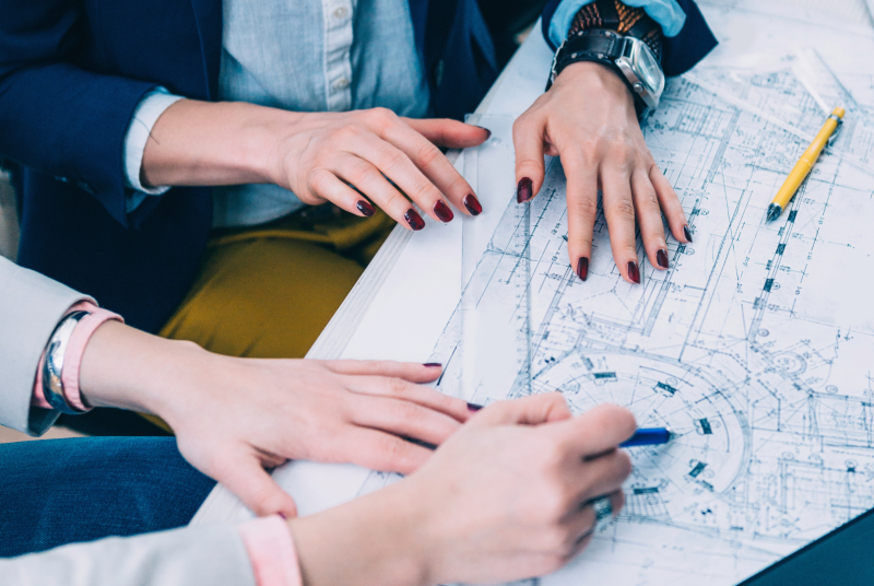 Personen die ein Bauprojekt planen