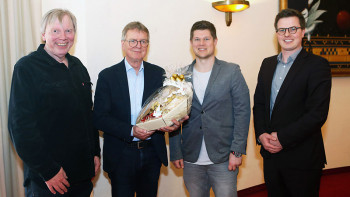 Dr. Andreas Pieper (r.), Vorsitzender von Haus & Grund Minden, und Geschäftsführer Thorsten Post (l.) dankten Franz Pieper (2. v. l.) für sein jahrzehntelanges ehrenamtliches Engagement im Vorstand der Eigentümergemeinschaft. Seine Nachfolge als 2. Vorsitzender tritt Markus Camen (2. v. r.) an. Foto: Christian Weber