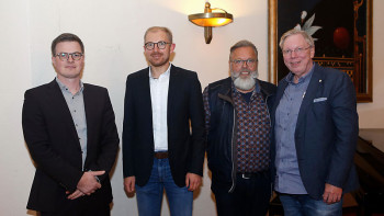 Dr. Andreas Pieper (l.), Vorsitzender von Haus & Grund Minden, und Geschäftsführer Thorsten Post (r.) dankten Christoph Meyer (2. v. l.) von der Stadtwerke Minden GmbH und Innungsobermeister Rainer Grote für ihre Ausführungen zu Fernwärme und Heizungstechnik. Foto: Christian Weber