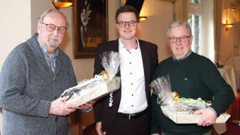 C. Weber Nach jahrzehntelangem Mitwirken sind Gerd Willutzki (l.) und Rainer Spilker (r.) auf eigenen Wunsch aus dem Vorstand ausgeschieden – begleitet von den besten Wünschen vom Vorsitzenden Dr. Andreas Pieper und den anwesenden Mitgliedern.