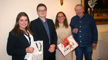 Dr. Andreas Pieper (l.), Vorsitzender von Haus & Grund Minden, und Geschäftsführer Thorsten Post (r.) dankten Dipl.-Ing Architektin Kerstin Pahnke von der Verbraucherberatung für ihre Ausführungen zum Themenbereich Sanierung und Heizungstausch. Foto: Christian Weber Dr. Andreas Pieper (l.), Vorsitzender von Haus & Grund Minden, und Geschäftsführer Thorsten Post (r.) dankten Dipl.-Ing Architektin Kerstin Pahnke von der Verbraucherberatung für ihre Ausführungen zum Themenbereich Sanierung und Heizungstausch. Foto: Christian Weber