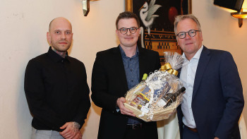 Dr. Andreas Pieper, Vorsitzender von Haus & Grund Minden, dankte Prof. Dr. Markus Artz (r.) und Jannis Kresse (l.) von der Universität Bielefeld für die Vorstellung eines Forschungsvorhabens, bei dem KI insbesondere allen privaten Vermietern die Entscheidung zu energetischen Sanierungen erleichtern könnte. Foto: Christian Weber Dr. Andreas Pieper, Vorsitzender von Haus & Grund Minden, dankte Prof. Dr. Markus Artz (r.) und Jannis Kresse (l.) von der Universität Bielefeld für die Vorstellung eines Forschungsvorhabens, bei dem KI insbesondere allen privaten Vermietern die Entscheidung zu energetischen Sanierungen erleichtern könnte. Foto: Christian Weber