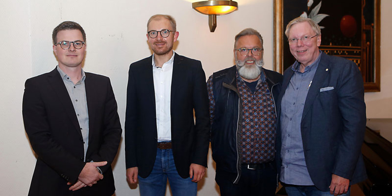 Dr. Andreas Pieper (l.), Vorsitzender von Haus & Grund Minden, und Geschäftsführer Thorsten Post (r.) dankten Christoph Meyer (2. v. l.) von der Stadtwerke Minden GmbH und Innungsobermeister Rainer Grote für ihre Ausführungen zu Fernwärme und Heizungstechnik. Foto: Christian Weber