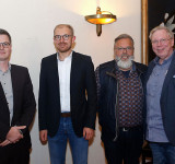 Dr. Andreas Pieper (l.), Vorsitzender von Haus & Grund Minden, und Geschäftsführer Thorsten Post (r.) dankten Christoph Meyer (2. v. l.) von der Stadtwerke Minden GmbH und Innungsobermeister Rainer Grote für ihre Ausführungen zu Fernwärme und Heizungstechnik. Foto: Christian Weber