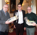 Nach jahrzehntelangem Mitwirken sind Gerd Willutzki (l.) und Rainer Spilker (r.) auf eigenen Wunsch aus dem Vorstand ausgeschieden – begleitet von den besten Wünschen vom Vorsitzenden Dr. Andreas Pieper und den anwesenden Mitgliedern.