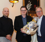 Dr. Andreas Pieper, Vorsitzender  von Haus & Grund Minden, dankte Prof. Dr. Markus Artz (r.) und Jannis Kresse (l.) von der Universität Bielefeld für die Vorstellung eines Forschungsvorhabens, bei dem KI insbesondere allen privaten Vermietern die Entscheidung zu energetischen Sanierungen erleichtern könnte.  Foto: Christian Weber