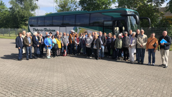 ​Haus&Grund Neumünster vor dem Bus der Fa. Peters Reisen