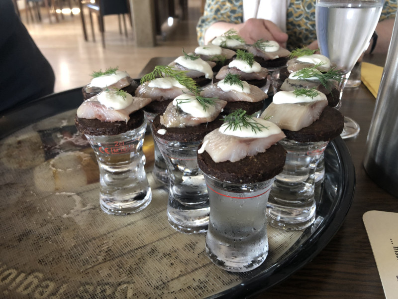 Vor dem Essen wurde uns ein Kümmel nebst leckeren Zutaten serviert Vor dem Essen wurde uns ein Kümmel nebst leckeren Zutaten serviert