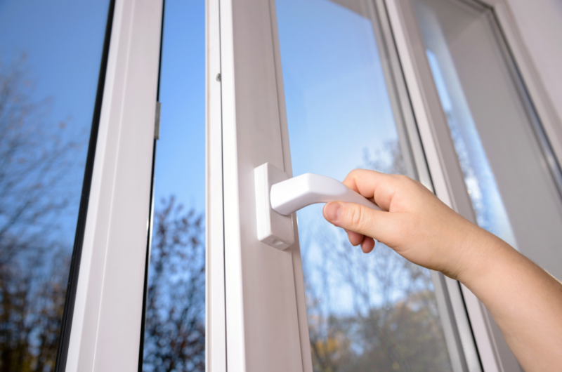 Hand die Fenster öffnet