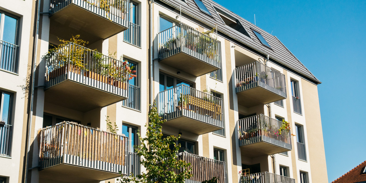 Robert Herhold - stock.adobe.com Mehrfamilienhaus