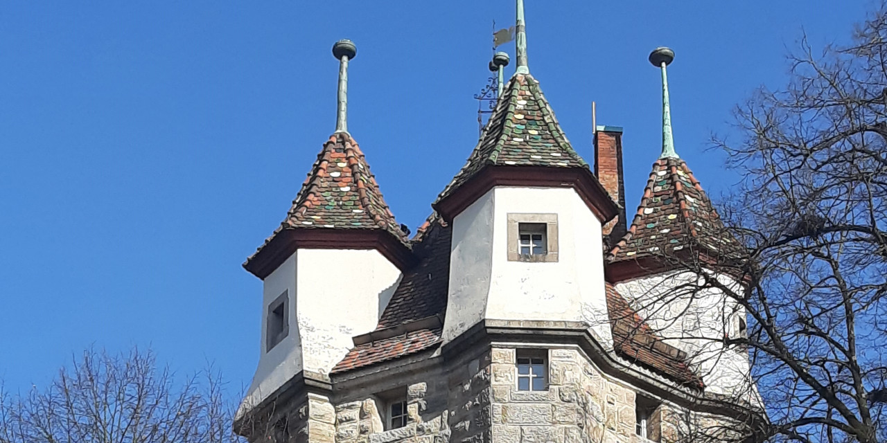 Fünfknopfturm vor blauem Himmel